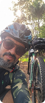 João pedalando